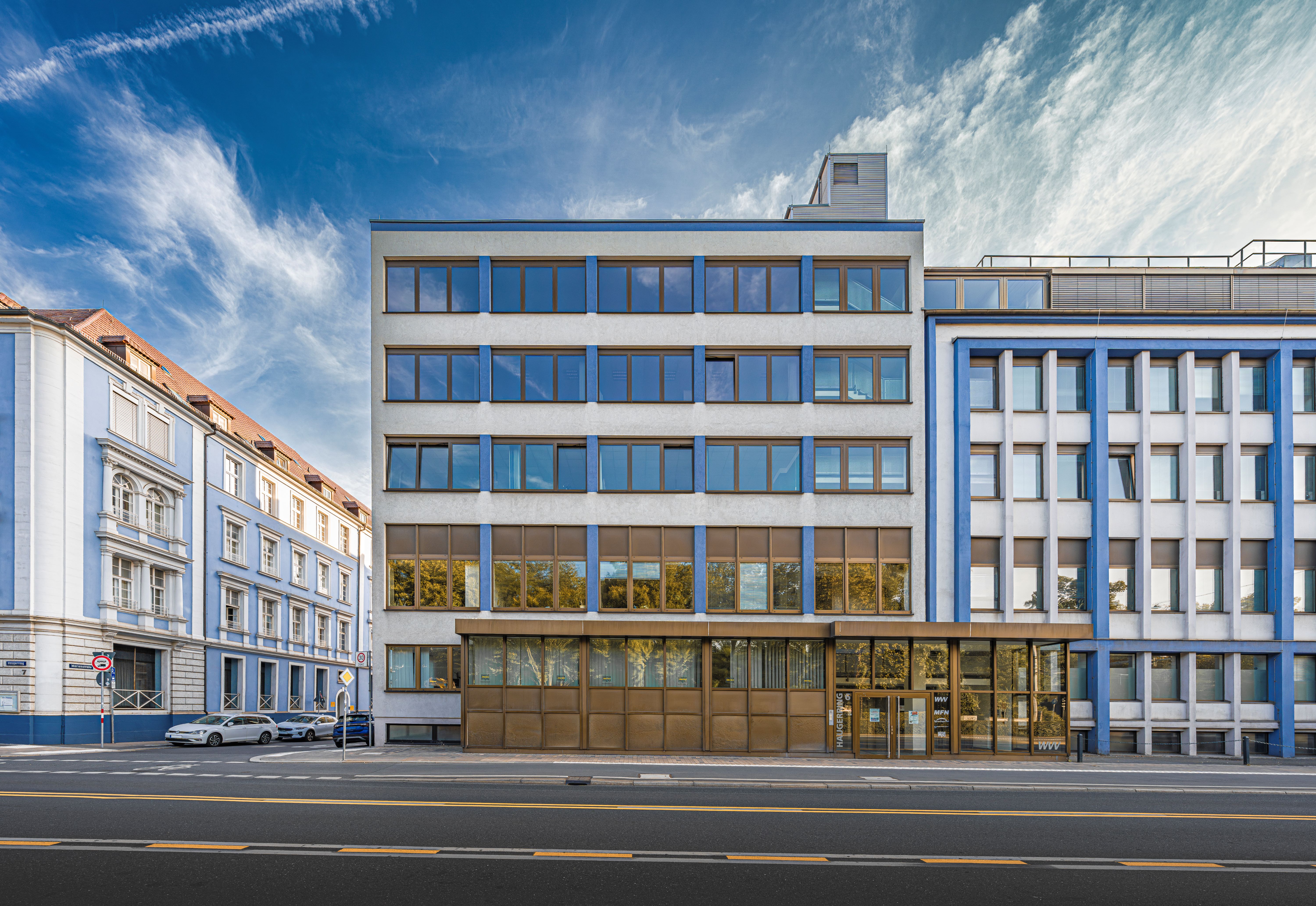 MFN-Gebäude am Haugerring 6 vor blauem Himmel, frontal fotografiert