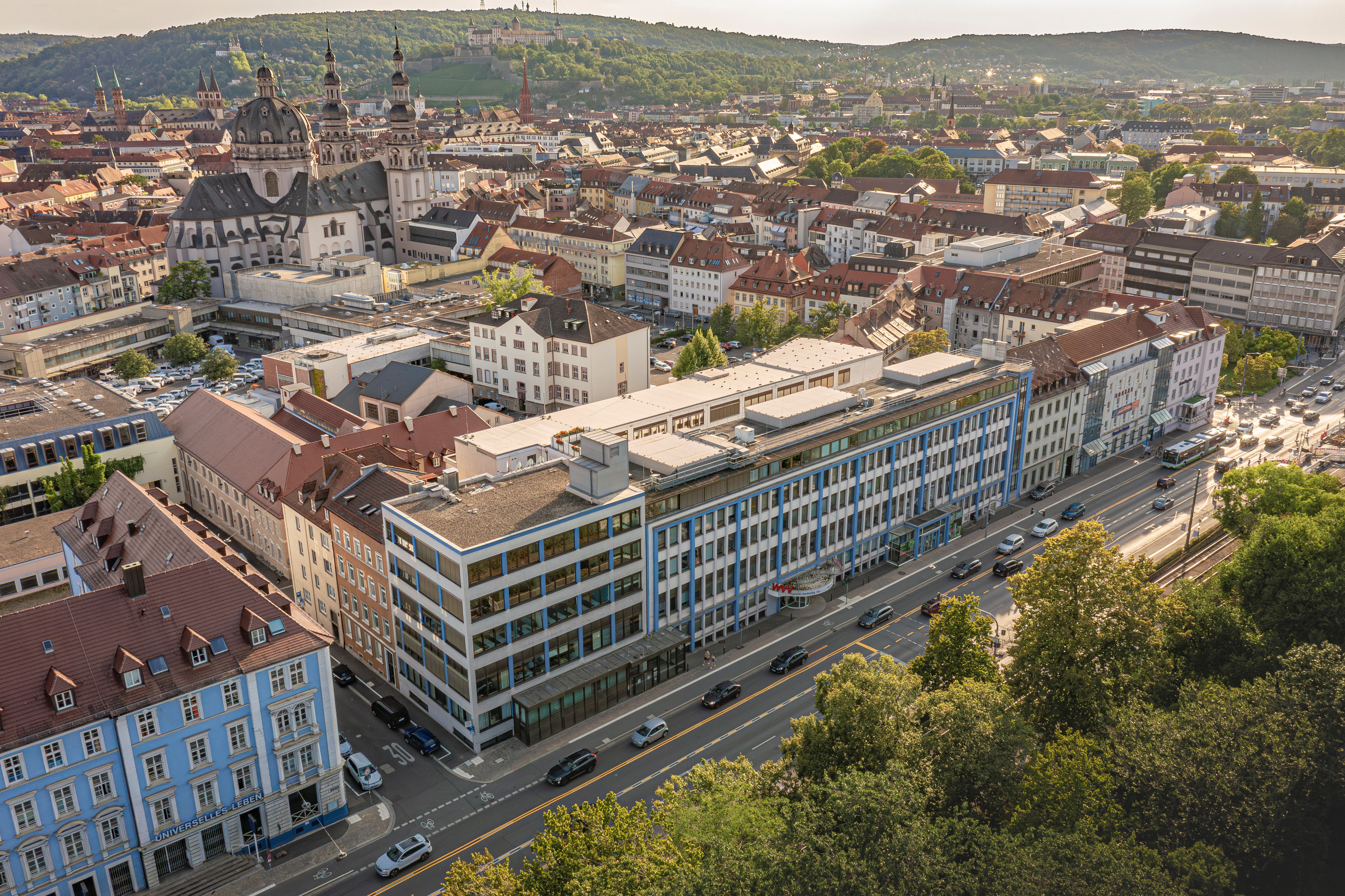 MFN-Gebäude am Haugerring 6 mit der Stadt Würzburg im Hintergrund, von oben links fotografiert