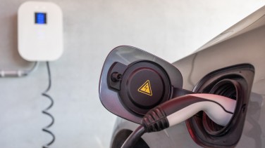 Elektroauto wird an Wallbox geladen