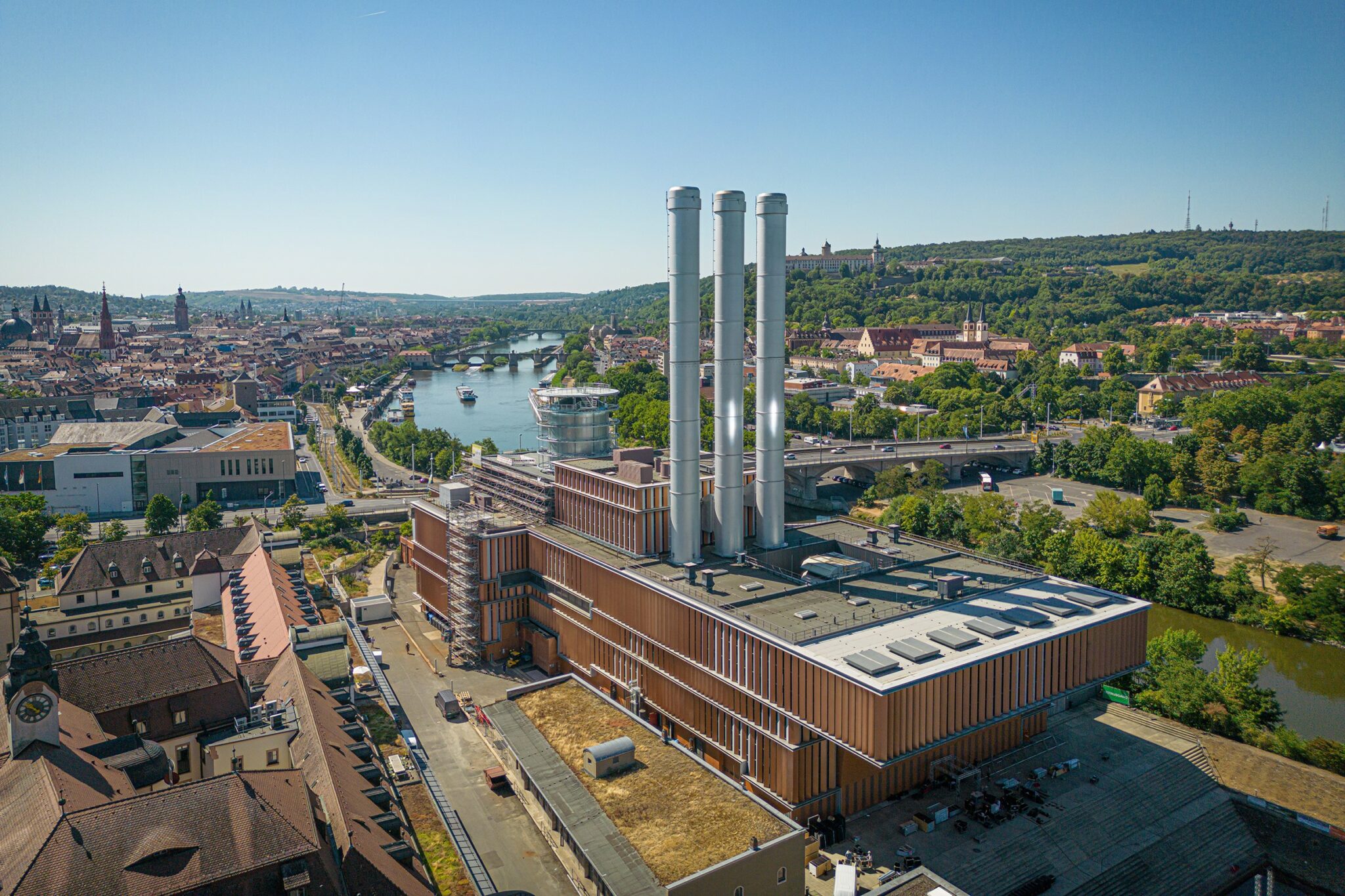 Luftbildaufnahme vom Heizkraftwerk (HKW) an der Friedensbrücke mit der Stadt Würzburg und dem Main im Hintergrund (Fotograf: Rolf Nachbar)