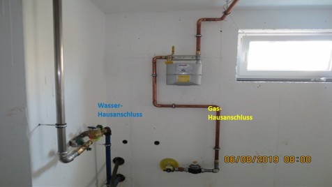 Foto eines Wasser-Hausanschlusses und eines Gas-Hausanschlusses in einem Kellerraum